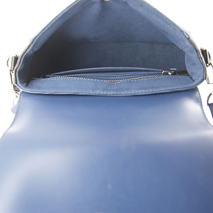 Sac bandoulière Louis Vuitton Eden petit modèle en cuir épi bleu et noir - Detail D3