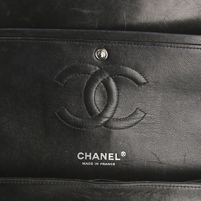 Bolso de mano Chanel Timeless en charol acolchado negro - Detail D4