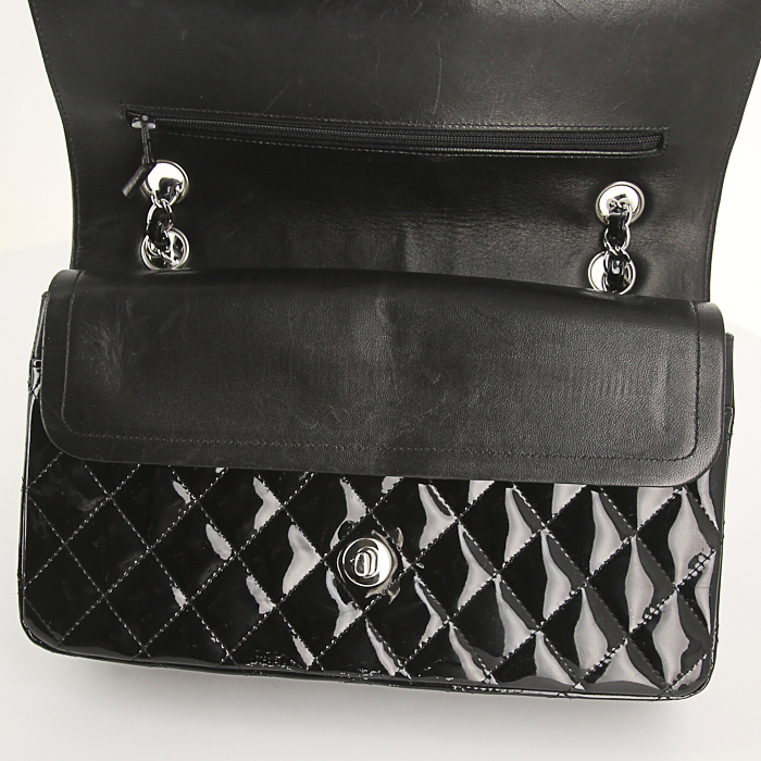 Bolso de mano Chanel Timeless en charol acolchado negro - Detail D5