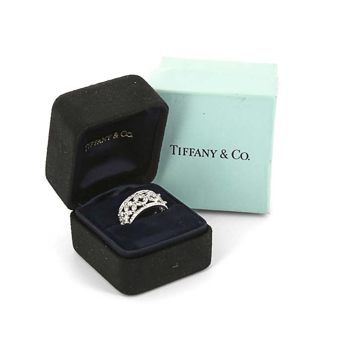 Anello a fascia Tiffany 
Co Victoria in platino e diamanti - Detail D2