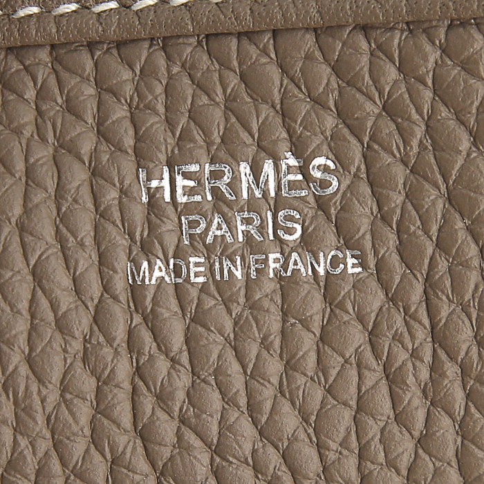 Borsa a tracolla Hermes Evelyne in pelle togo etoupe - Detail D3
