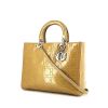 Bolso de mano Dior Lady Dior modelo grande en charol dorado - 00pp thumbnail