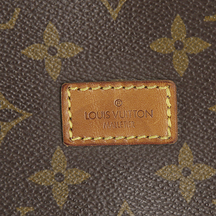 Sac bandoulière Louis Vuitton Saumur petit modèle en toile monogram enduite marron et cuir naturel - Detail D4