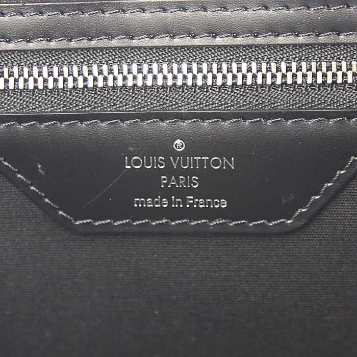 Sac à main Louis Vuitton Brea moyen modèle en cuir épi noir - Detail D4