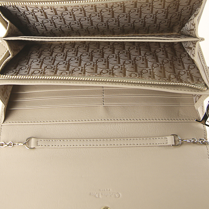 Dior Cannage pouch in beige patent leather - Detail D2