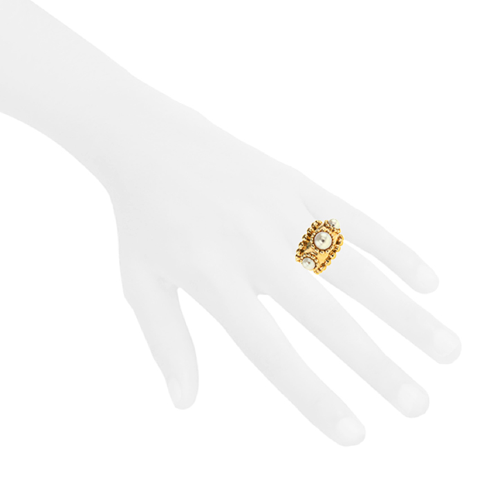 Anello Chanel Baroque in oro giallo e perle bianche - Detail D1