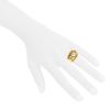 Bague Chanel Baroque en or jaune et perles blanches - Detail D1 thumbnail
