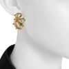Paire de boucles d'oreilles époque années 50 Vintage en or jaune et diamants - Detail D1 thumbnail