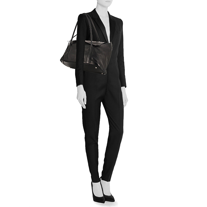 Hermès MM bag worn on the shoulder or carried in the hand in black Swift leather - Detail D1