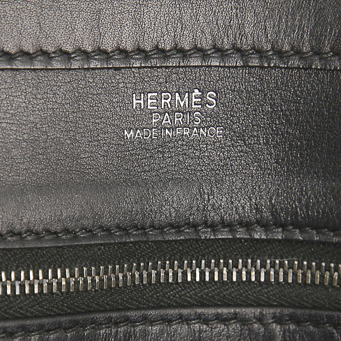Hermès MM bag worn on the shoulder or carried in the hand in black Swift leather - Detail D3