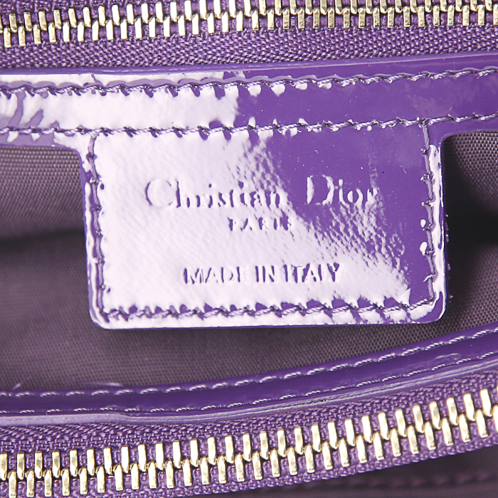 Sac à main Dior Dior Soft en cuir vernis violet - Detail D3