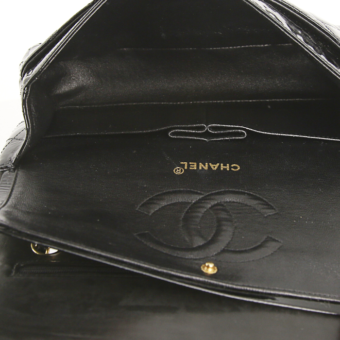 Chanel Timeless handbag in black patent quilted leather - Detail D3