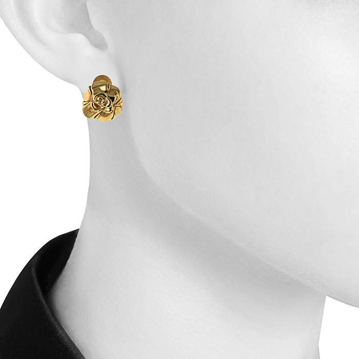 Chanel Camelia earrings in yellow gold - Detail D1
