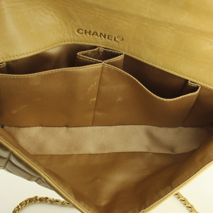 Bolso bandolera Chanel Baguette en cuero acolchado beige - Detail D2