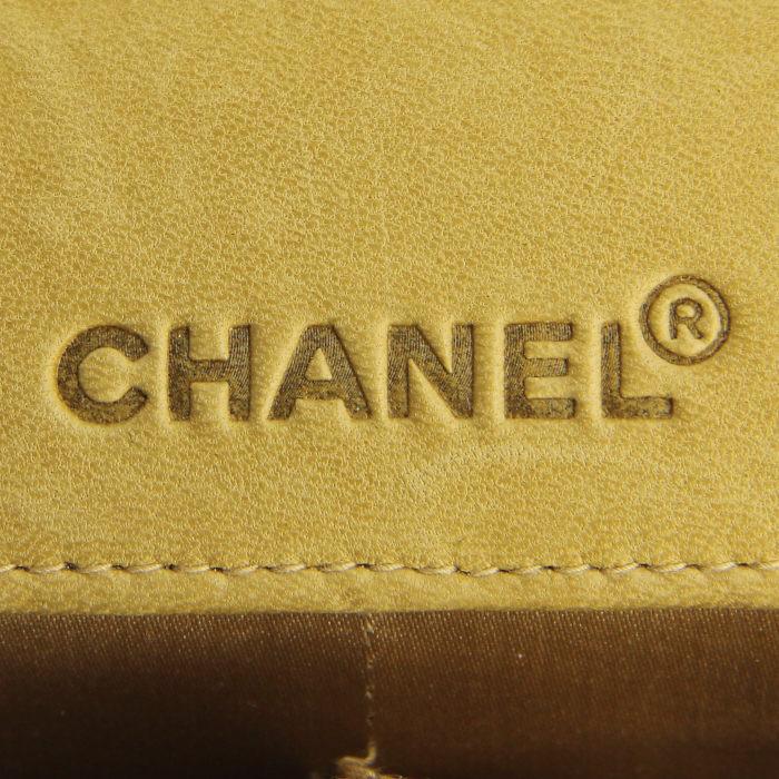 Chanel Baguette shoulder bag in beige quilted leather - Detail D3