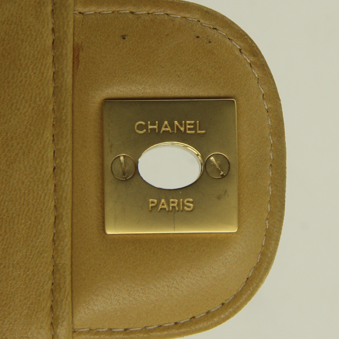 Sac bandoulière Chanel Baguette en cuir matelassé beige - Detail D4