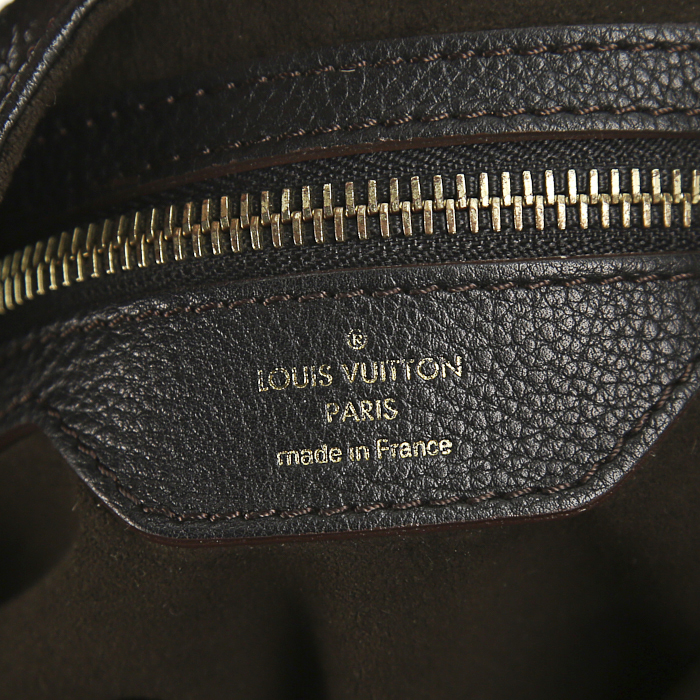 Borsa Louis Vuitton L in pelle Mahina marrone scuro - Detail D3