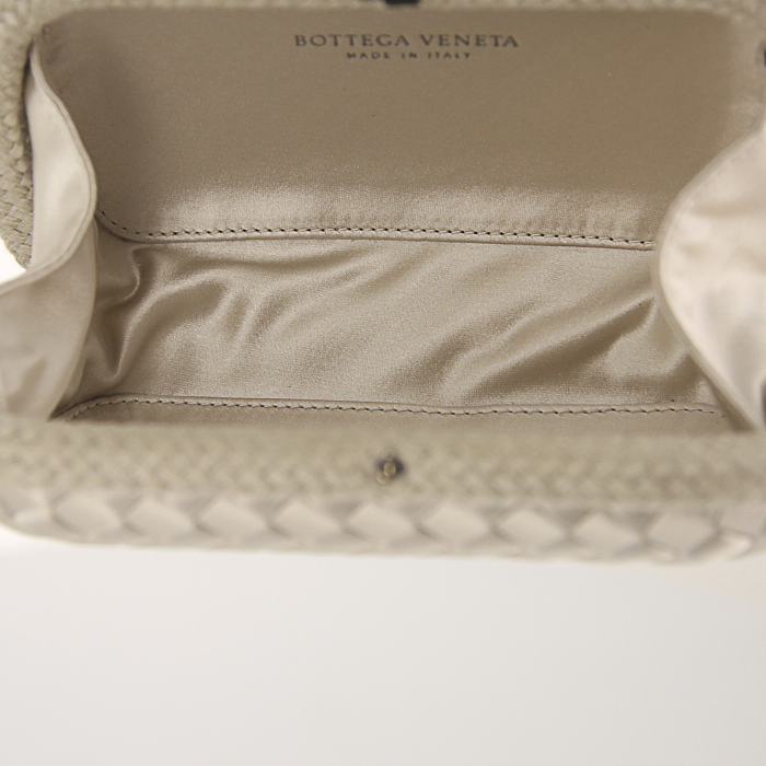 Pochette Bottega Veneta Knot en satin et toile beige - Detail D2