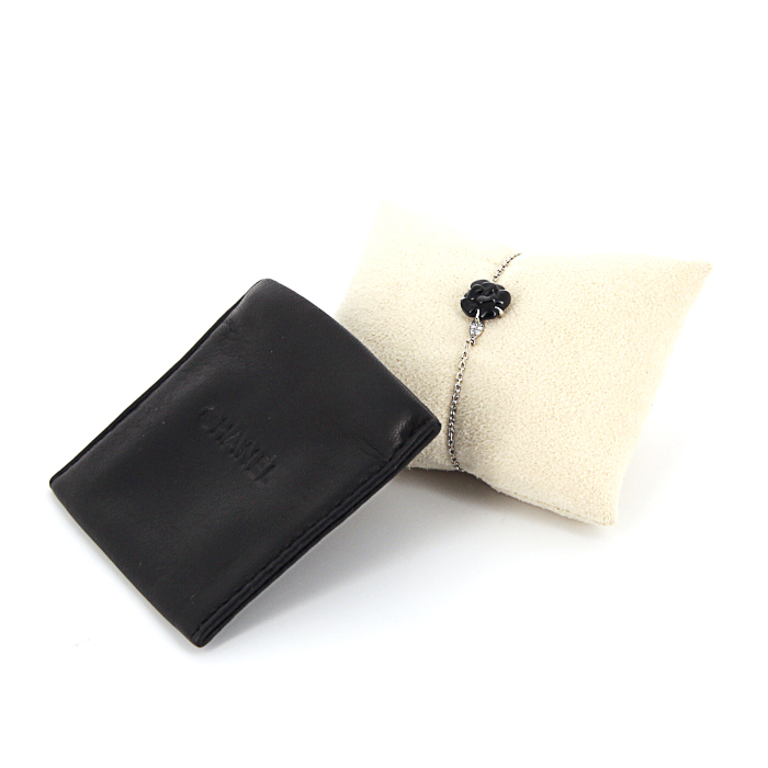 Bracelet Chanel Camelia en or blanc,  onyx et diamants