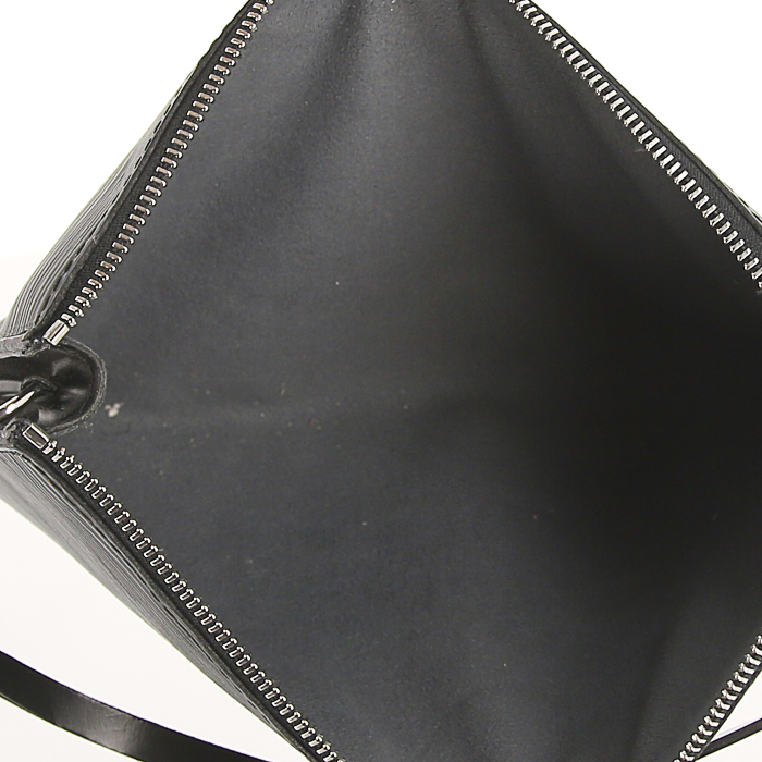 Bolsito de mano Louis Vuitton Pochette accessoires en cuero Epi negro - Detail D2