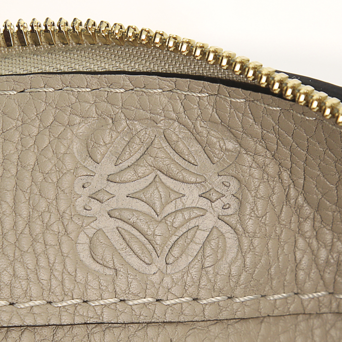 Sac bandoulière Loewe en cuir grainé beige gris - Detail D3