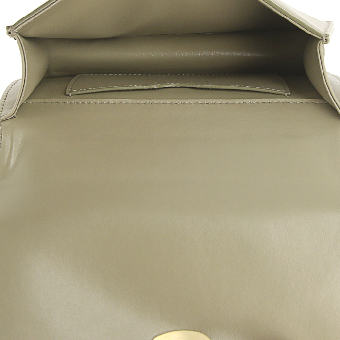 Bolsito de mano Dior Abeille en cuero gris verdoso - Detail D2