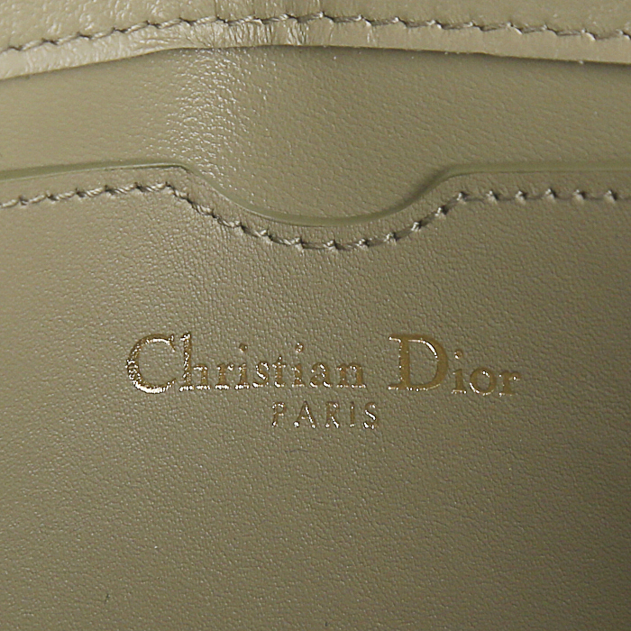 Bolsito de mano Dior Abeille en cuero gris verdoso - Detail D3