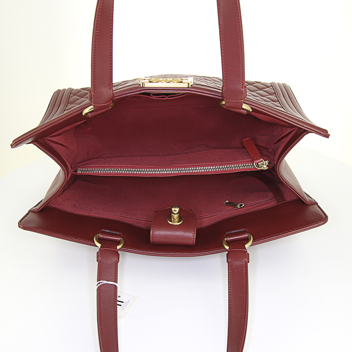 Chanel Boy shopping bag in red quilted leather - Detail D4