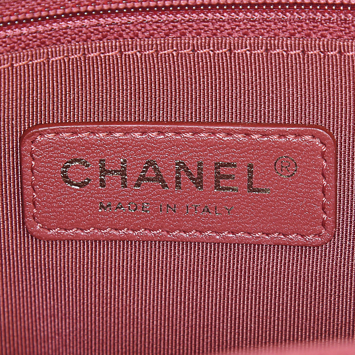 Sac cabas Chanel Boy en cuir matelassé rouge - Detail D5