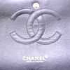 Sac à main Chanel Timeless en jersey matelassé gris - Detail D4 thumbnail