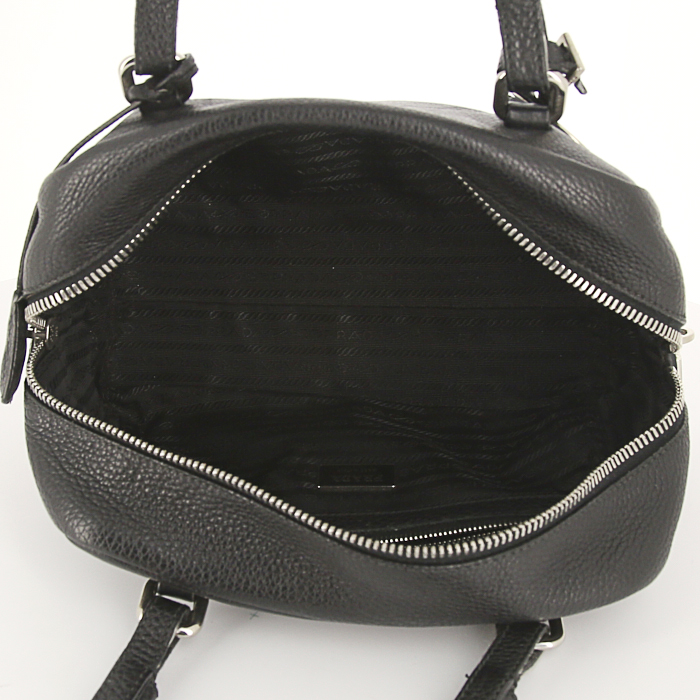 Sac à main Prada Bowling en cuir grainé noir - Detail D2