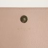Pochette Saint Laurent Classic Monogramme en cuir grainé rose-poudre - Detail D3 thumbnail