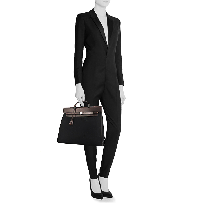Bolso de mano Hermes Herbag en lona negra y cuero marrón - Detail D2