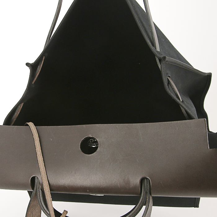 Hermes Herbag handbag in black canvas and brown leather - Detail D3