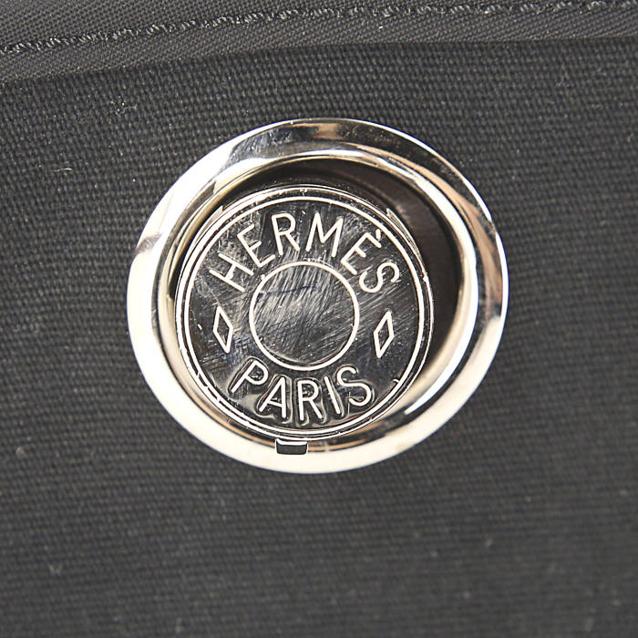 Bolso de mano Hermes Herbag en lona negra y cuero marrón - Detail D4