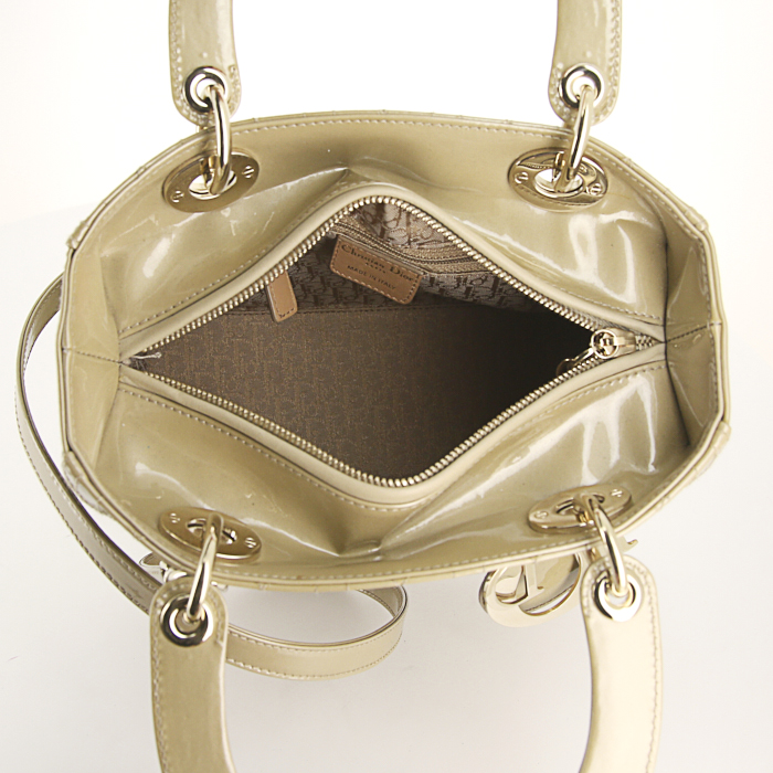 Sac à main Dior Lady Dior moyen modèle en cuir vernis doré - Detail D3