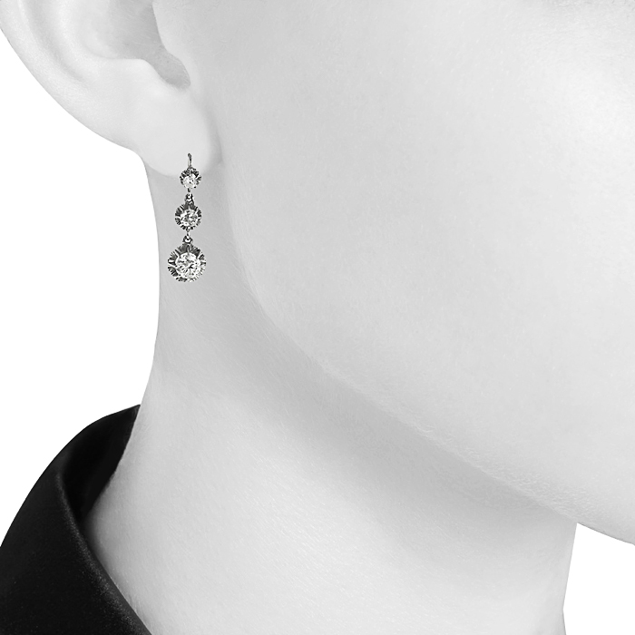 Paire de pendants d'oreilles époque Art Déco Vintage en platine et diamants - Detail D1
