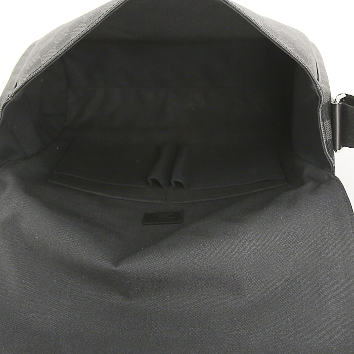 Bolso bandolera Louis Vuitton Skyline en lona a cuadros gris antracita y cuero negro - Detail D2