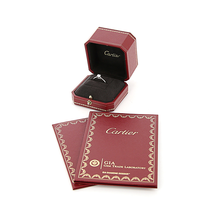 Bague solitaire Cartier 1895 en platine et diamant de 0,40 carat - Detail D2