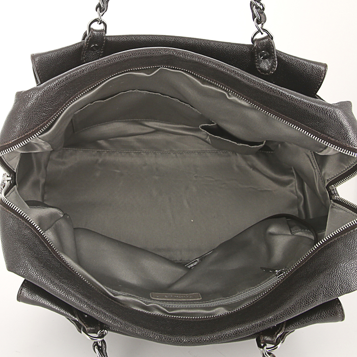 Chanel Pocket in the city handbag in brown grained leather - Detail D2