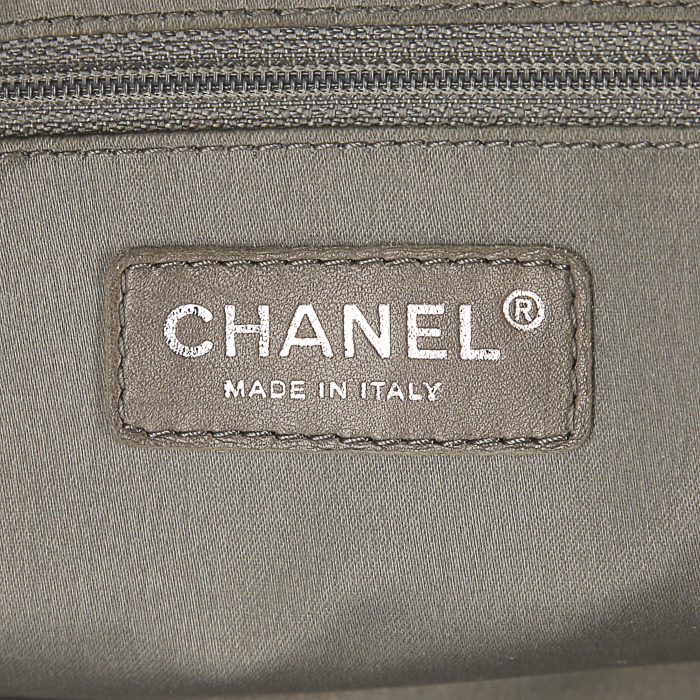 Bolso de mano Chanel Pocket in the city en cuero granulado marrón - Detail D3