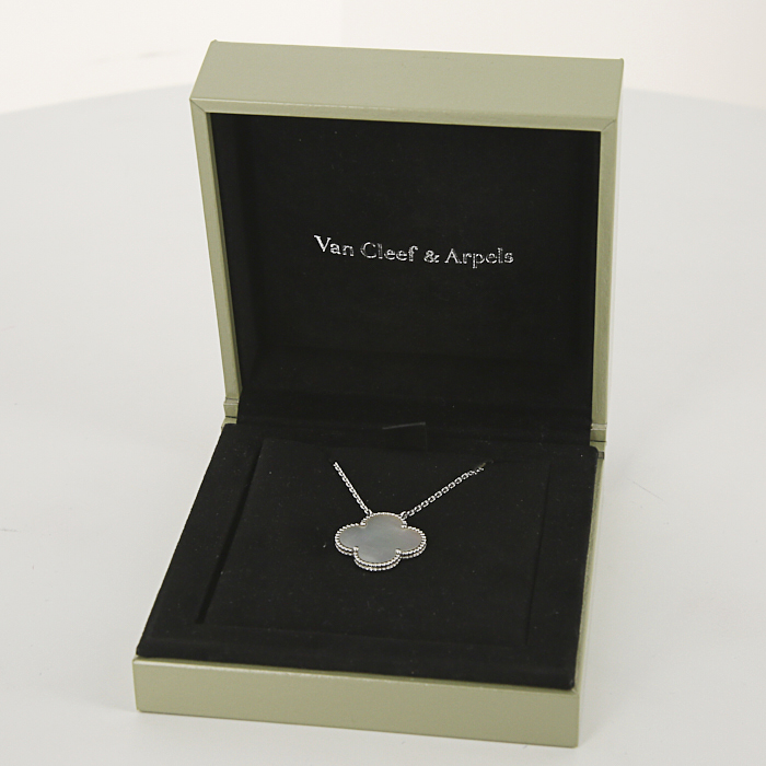Collier Van Cleef & Arpels Magic Alhambra en or blanc et nacre blanche - Detail D2