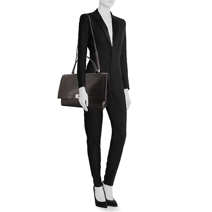 Bolso de mano Givenchy Shark en cuero granulado negro - Detail D1