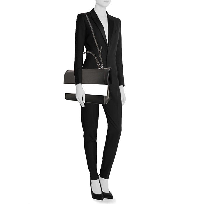 Bolso de mano Givenchy Shark Petit Modèle en cuero bicolor negro y blanco - Detail D1