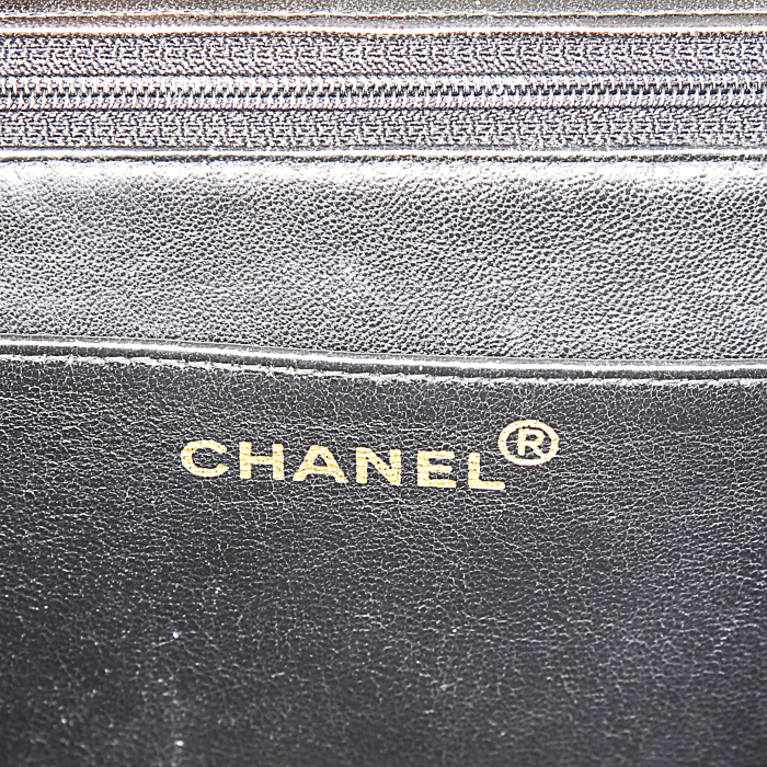 Bolso de mano Chanel Timeless jumbo en cuero acolchado negro - Detail D4