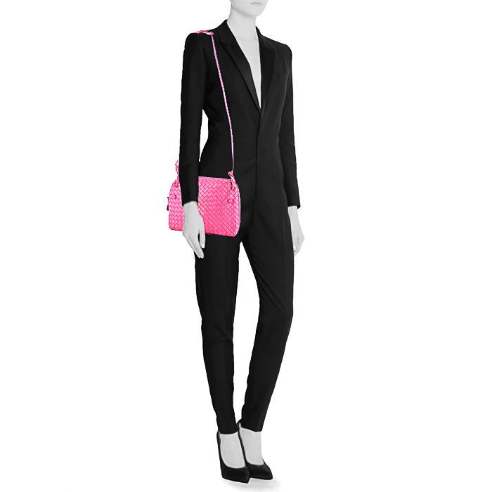 Sac bandoulière Bottega Veneta en cuir intrecciato rose - Detail D1