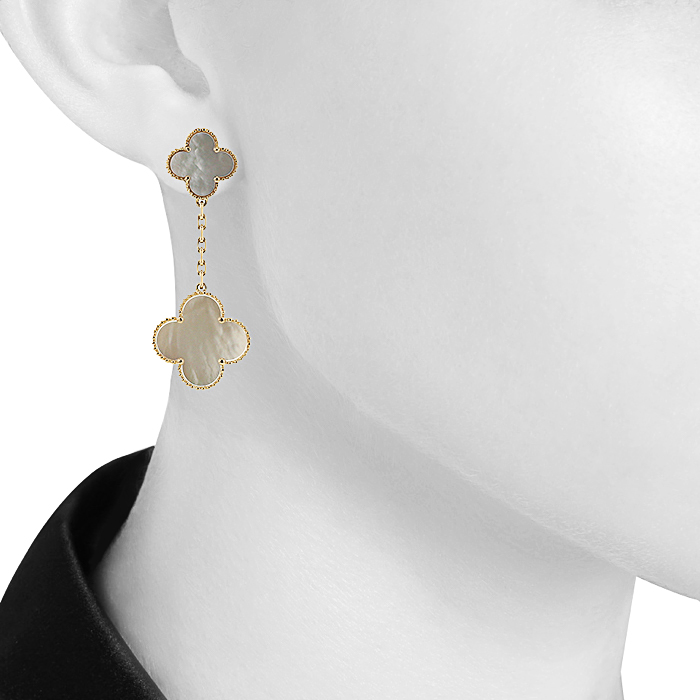 Pendientes colgantes Van Cleef & Arpels Magic Alhambra en oro amarillo y nácar blanco - Detail D1