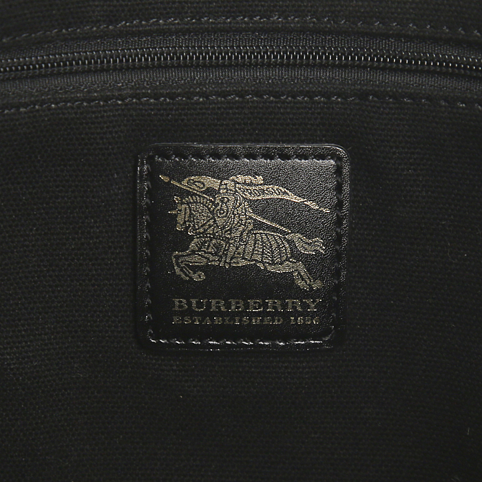 Sac à main Burberry en cuir grainé noir - Detail D3
