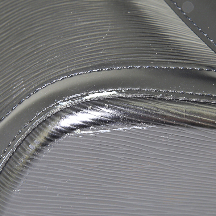 Sac cabas Louis Vuitton Lussac en cuir épi noir - Detail D4