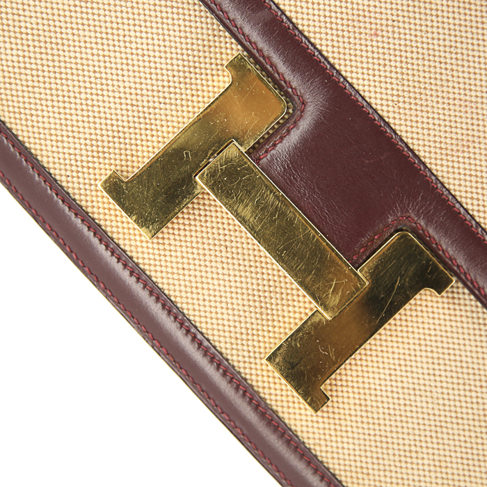 Bolso de mano Hermes Constance en cuero color burdeos y lona beige - Detail D5